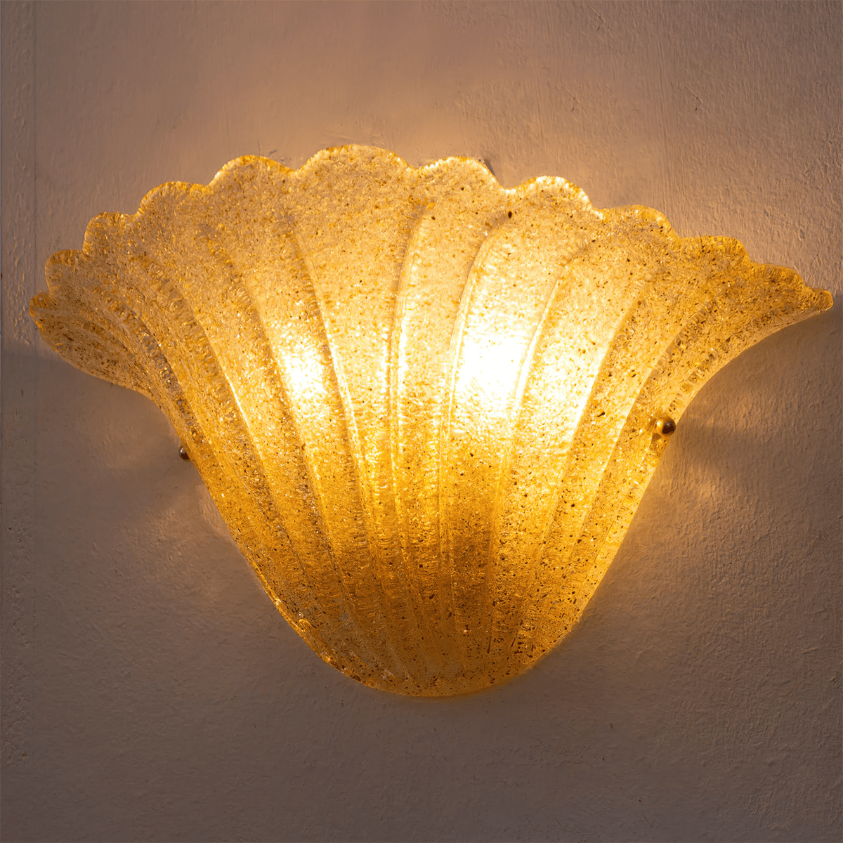 Scallop Edge Glass Wall Lamp