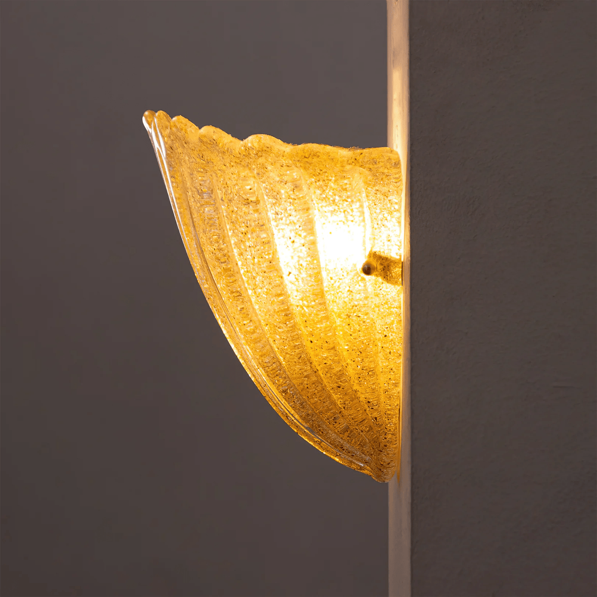 Scallop Edge Glass Wall Lamp
