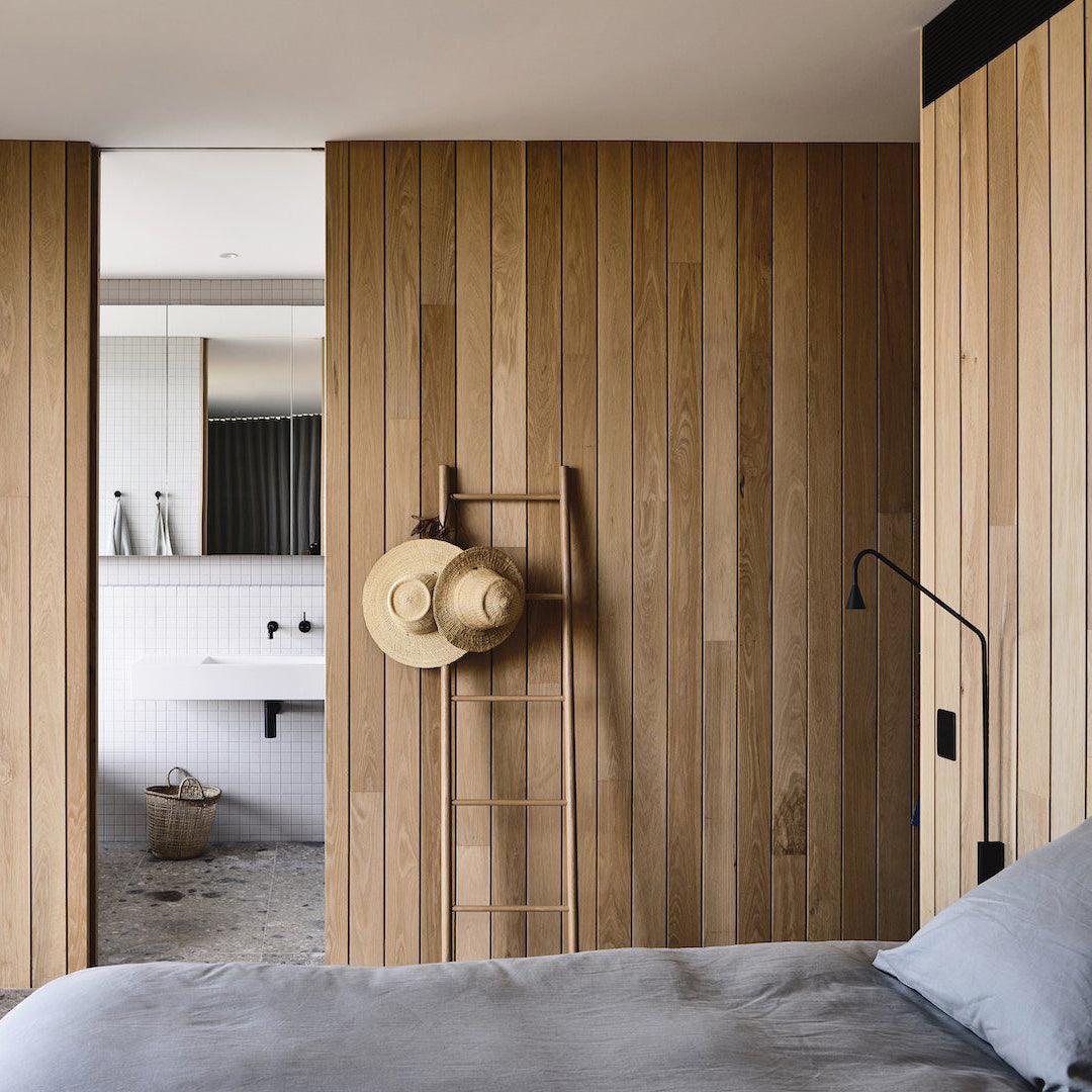 Svarna Wall Lamp 17.7″