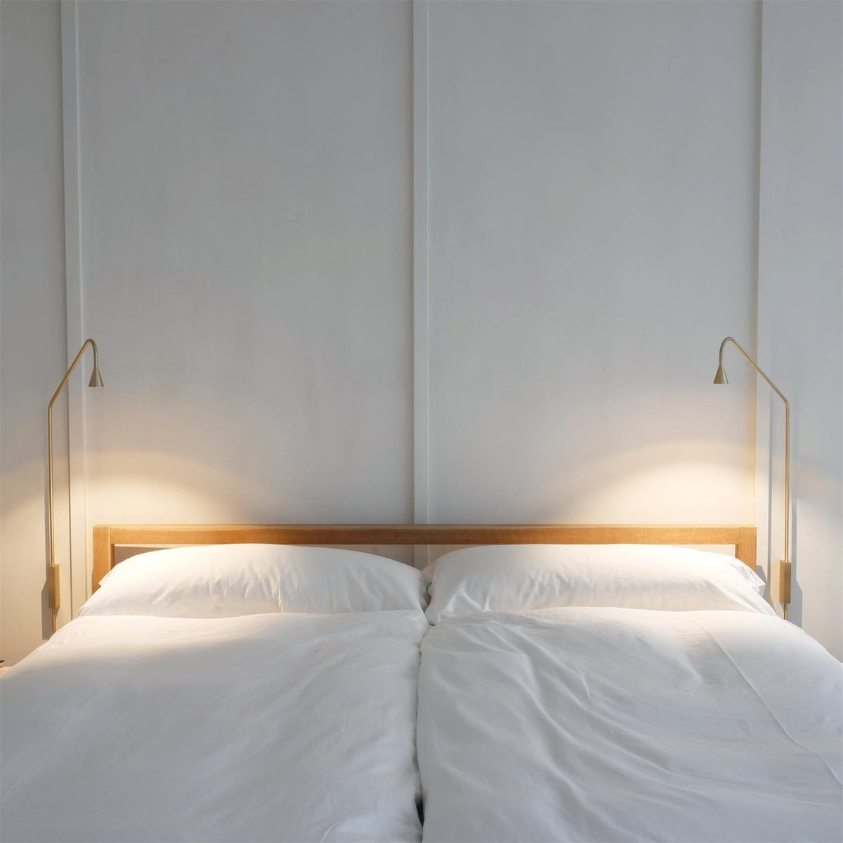 Svarna Wall Lamp 17.7″