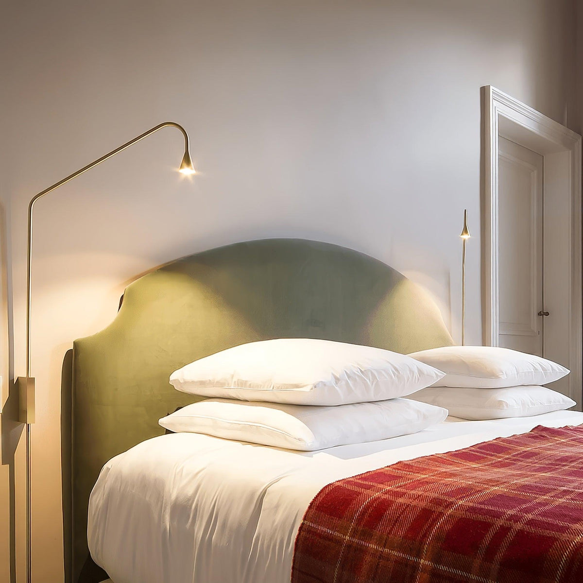 Svarna Wall Lamp 17.7″