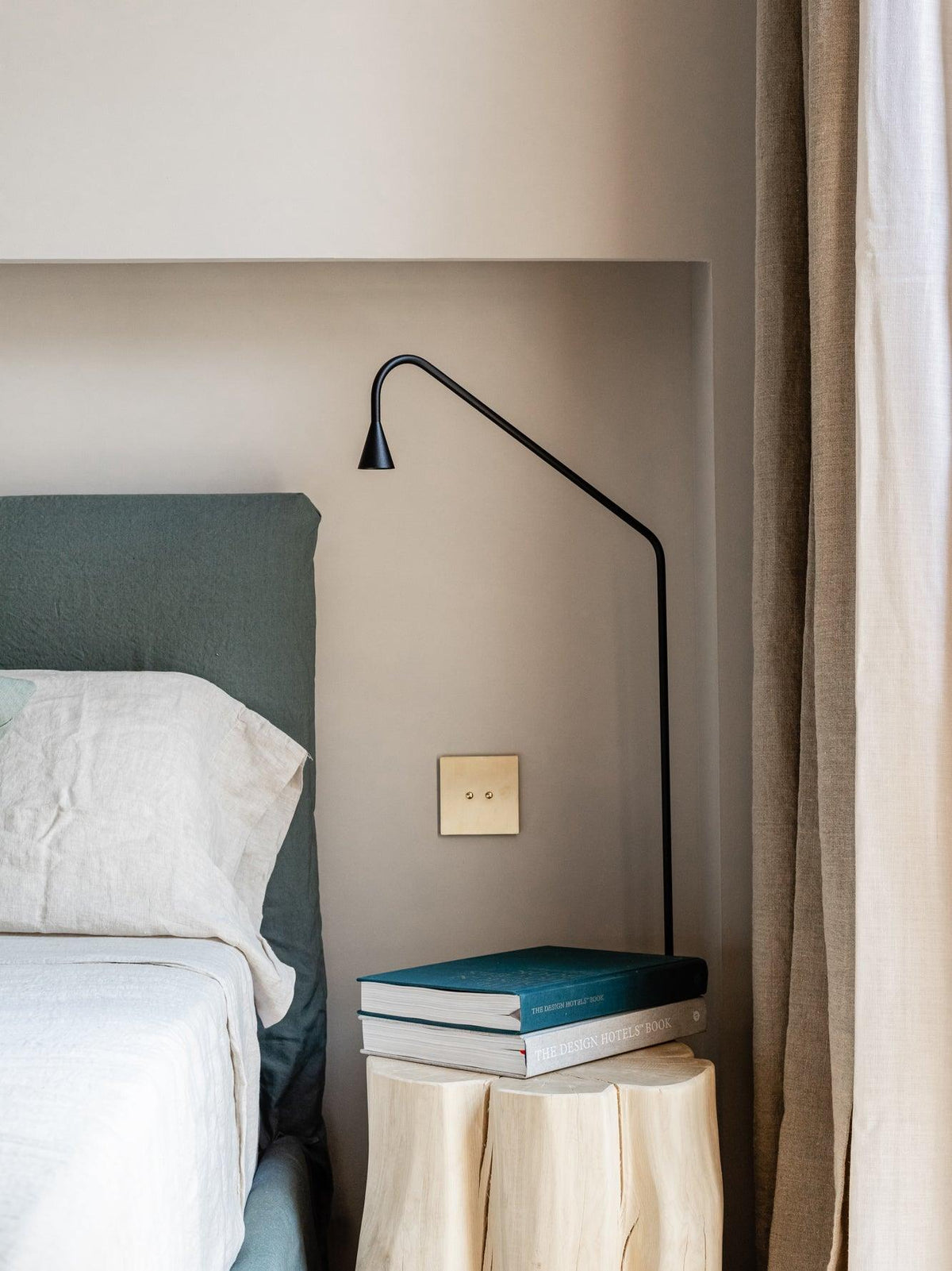 Svarna Wall Lamp 17.7″