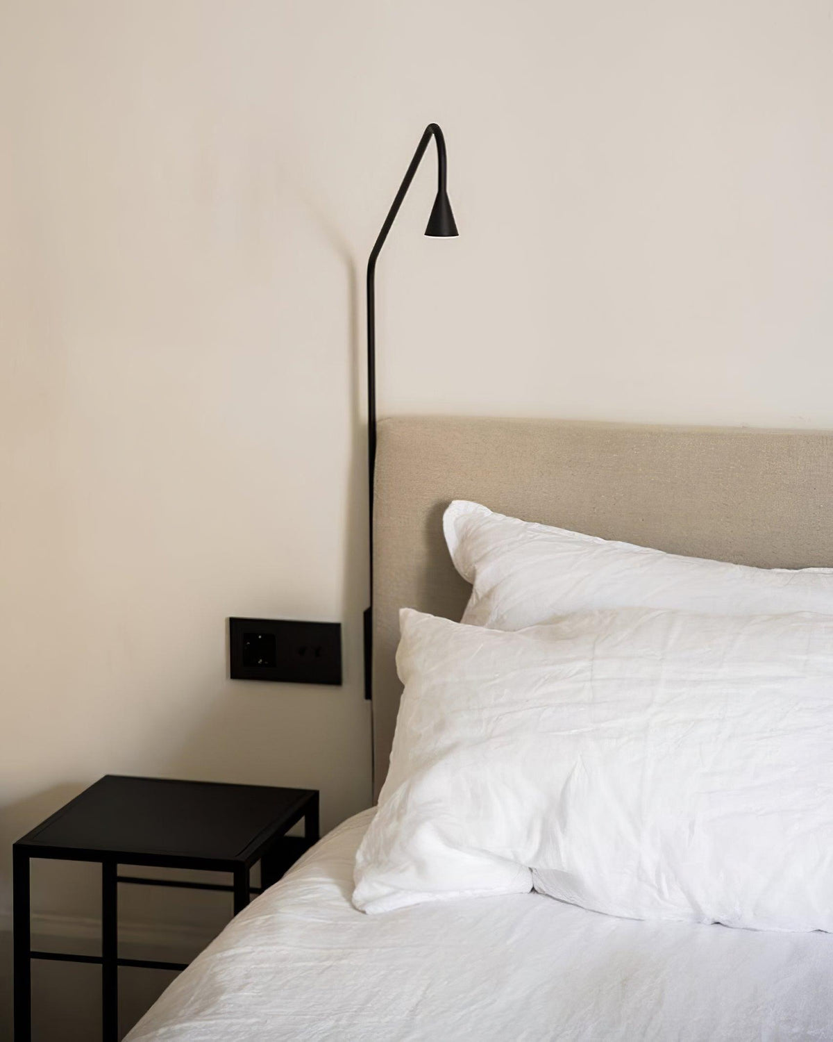 Svarna Wall Lamp 17.7″