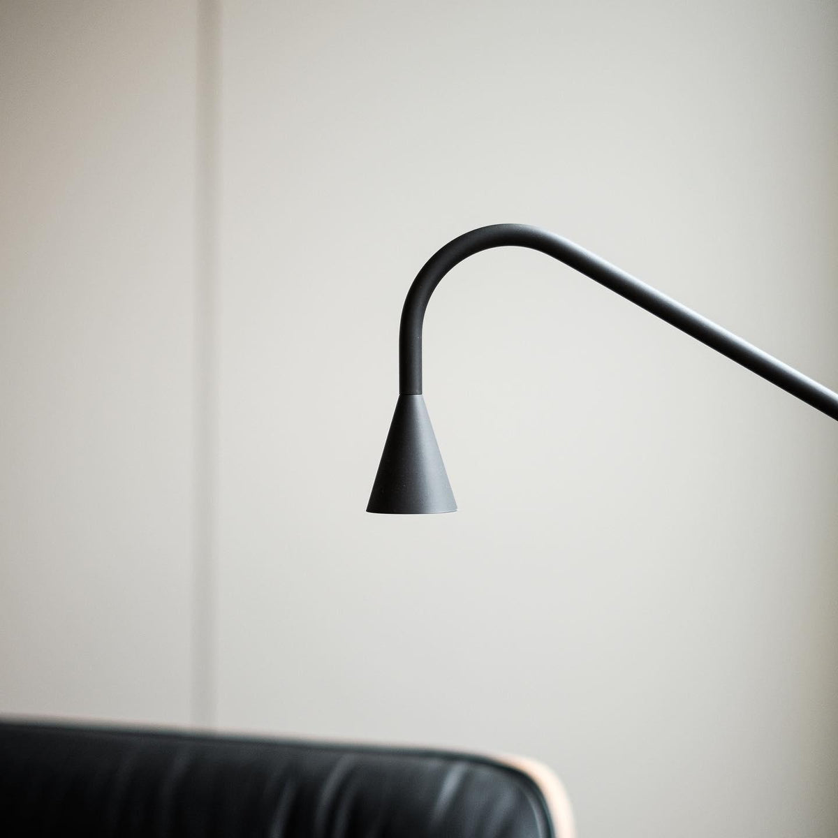 Svarna Wall Lamp 17.7″