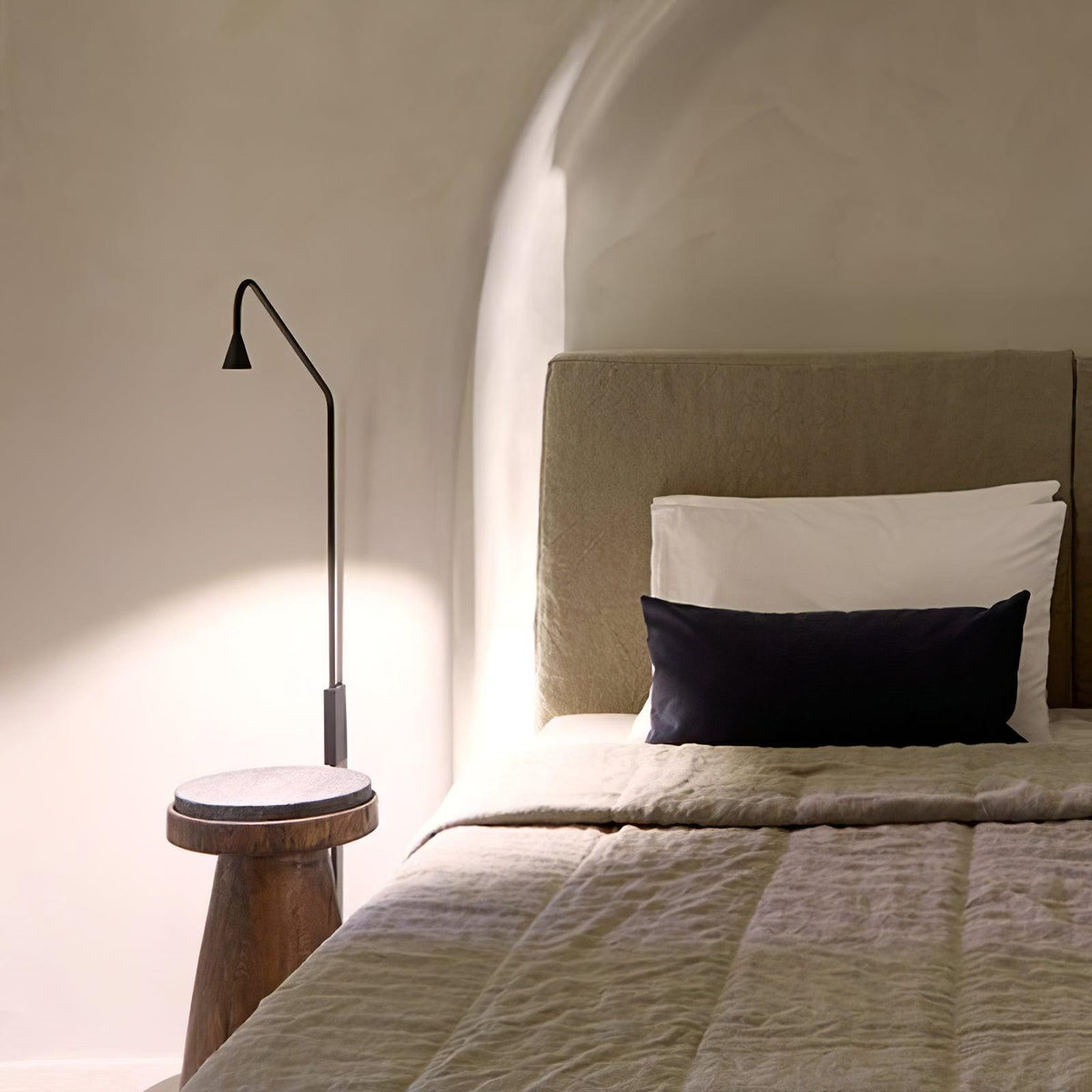 Svarna Wall Lamp 17.7″