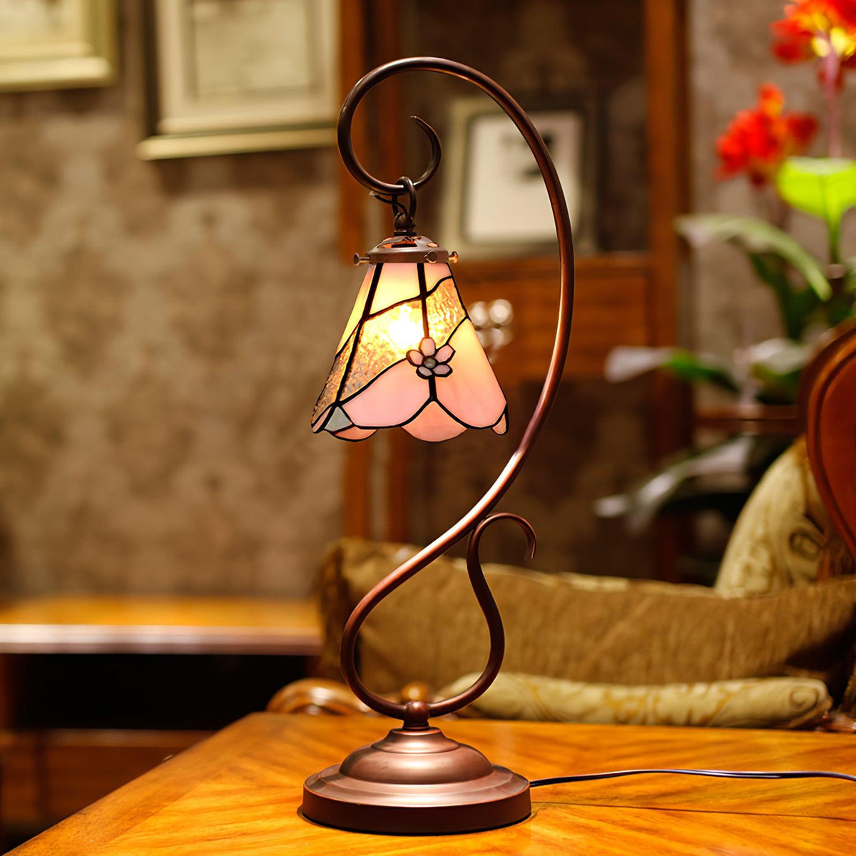 Cal Lighting Cotulla Tiffany Table Lamp 9.8"