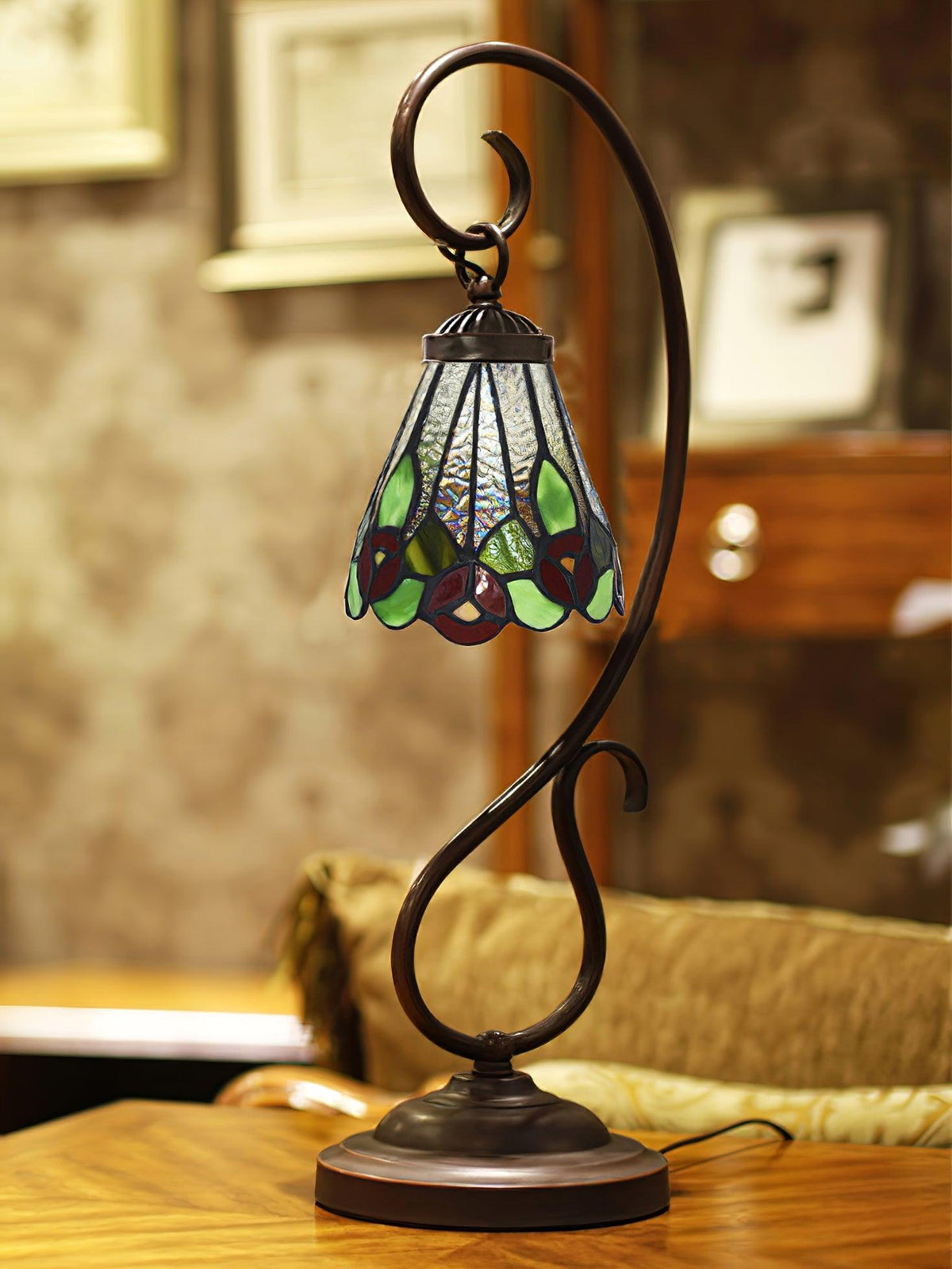 Cal Lighting Cotulla Tiffany Table Lamp 9.8"