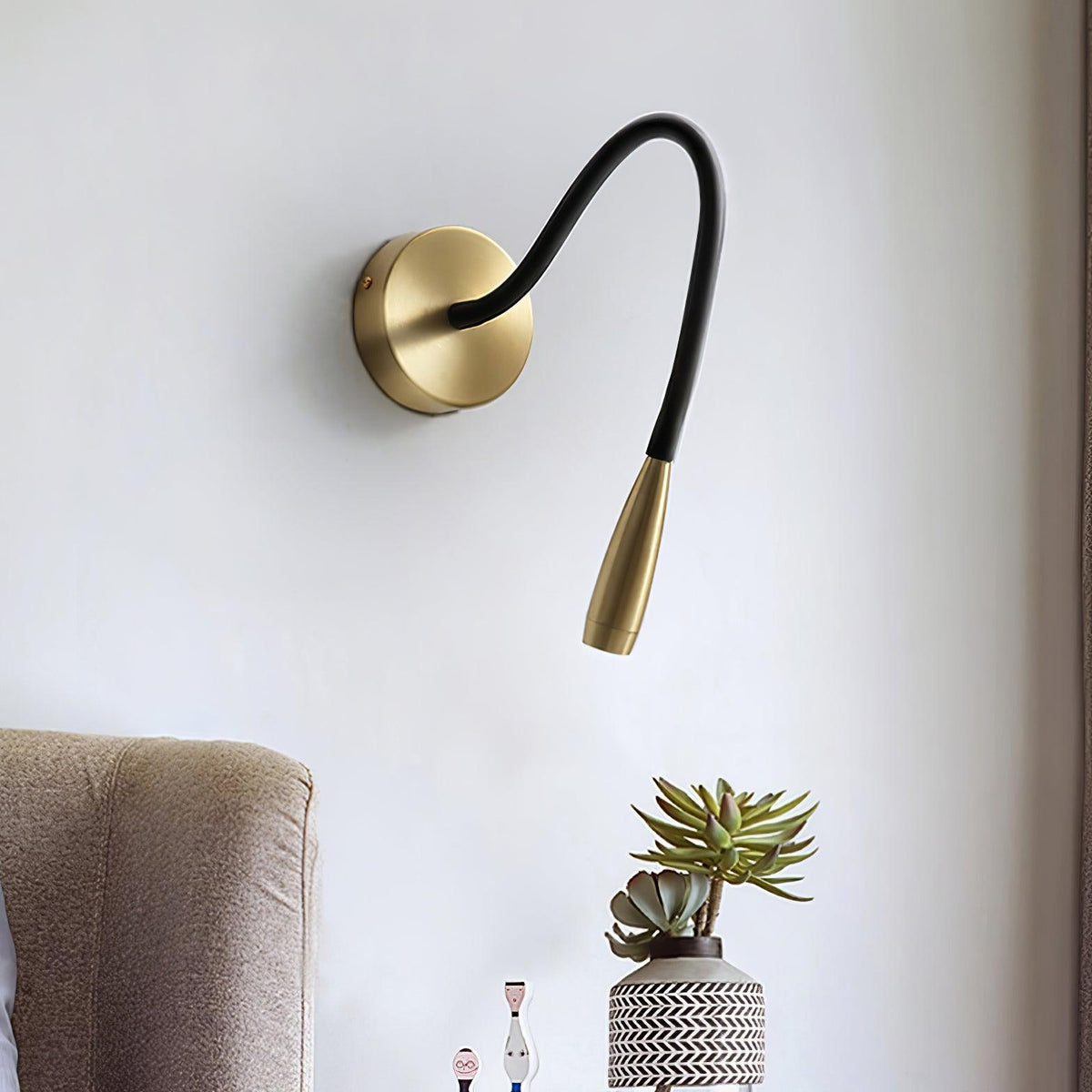 Flexi Hose Plug-in Wall Light