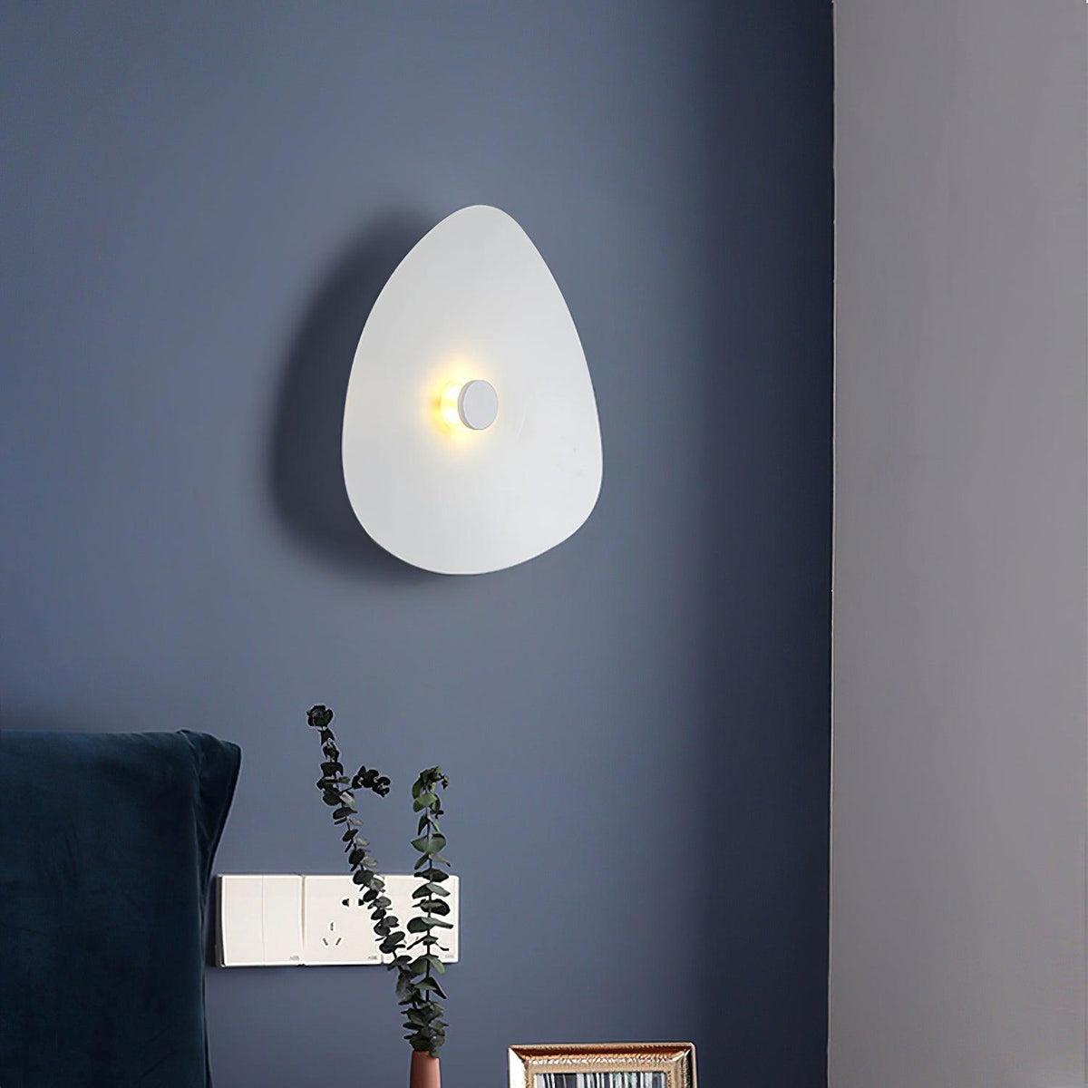 Minimal Flaky Wall Light