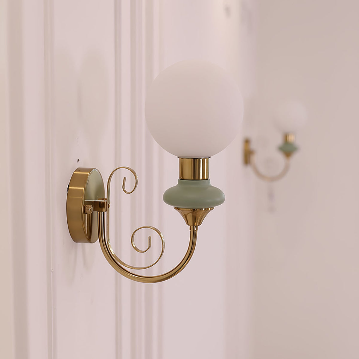 Onyx Plug-in Wall Lamp