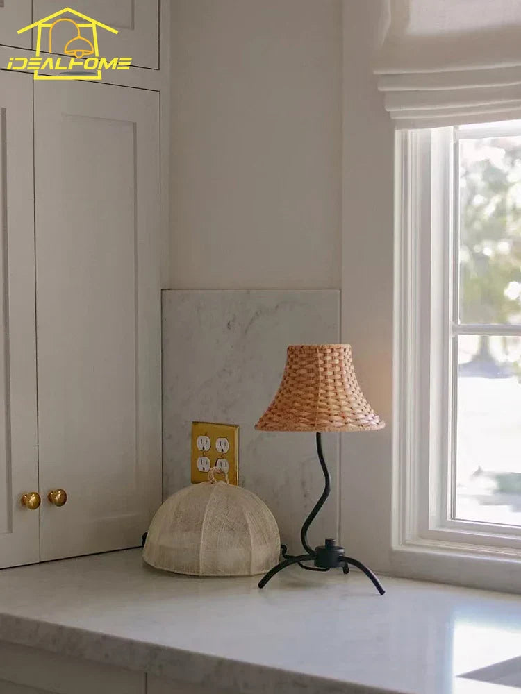 Retro Rattan Weaving Table Lamp LED E27 for Living Room Bedroom Décor.