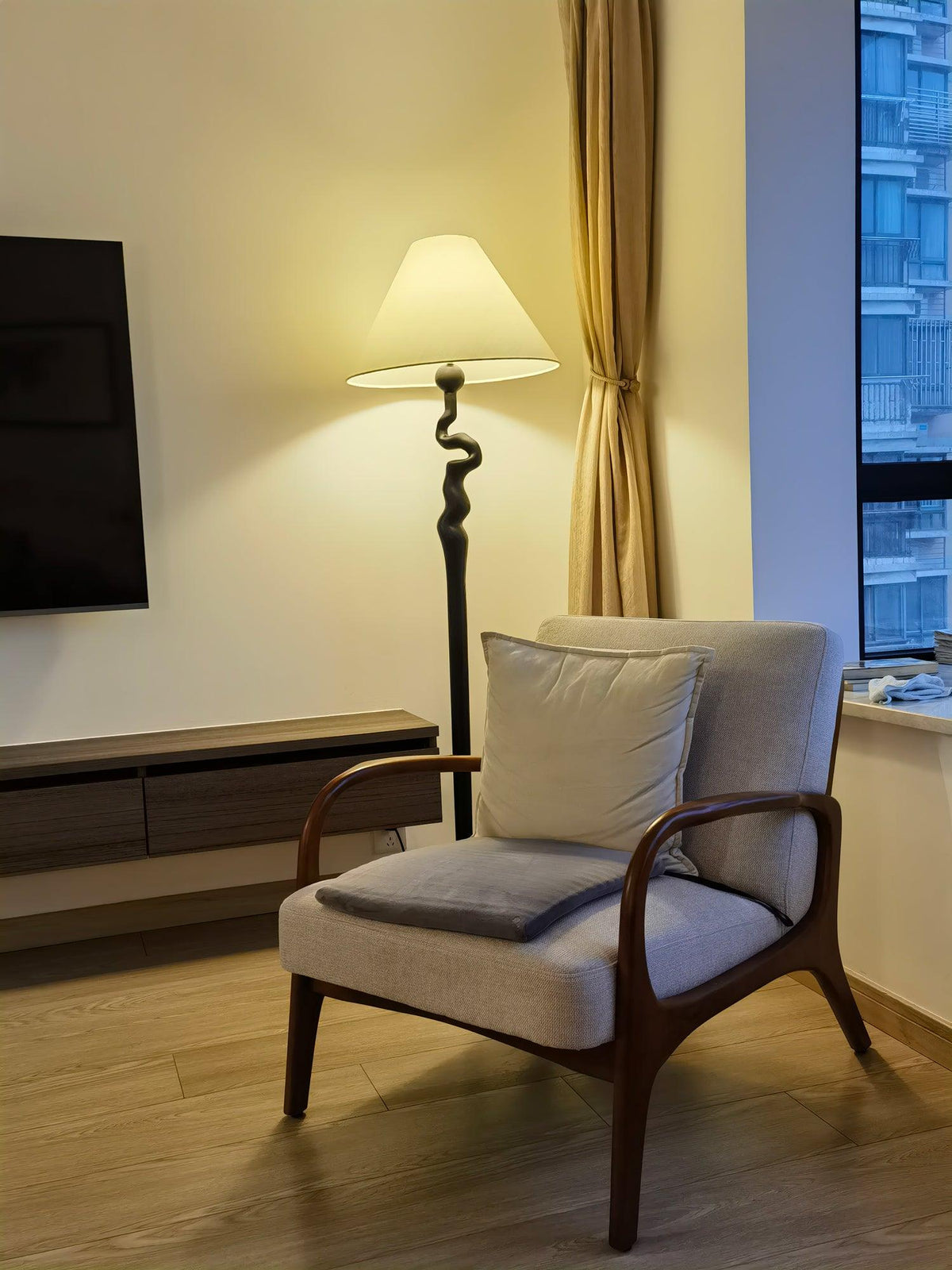 Serpentine Twist Floor Lamp 19.7"