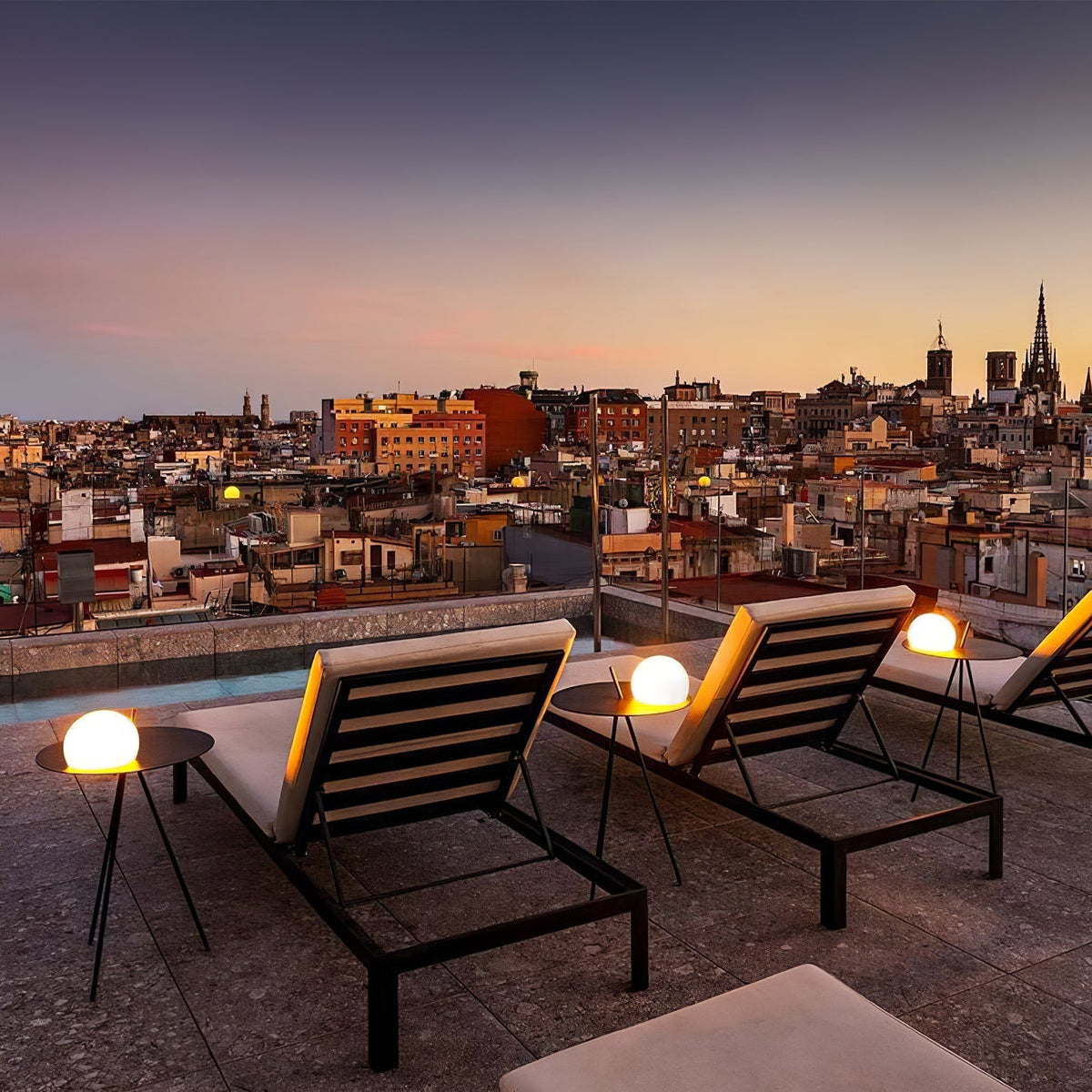 Soluna Tripod Outdoor Lamp