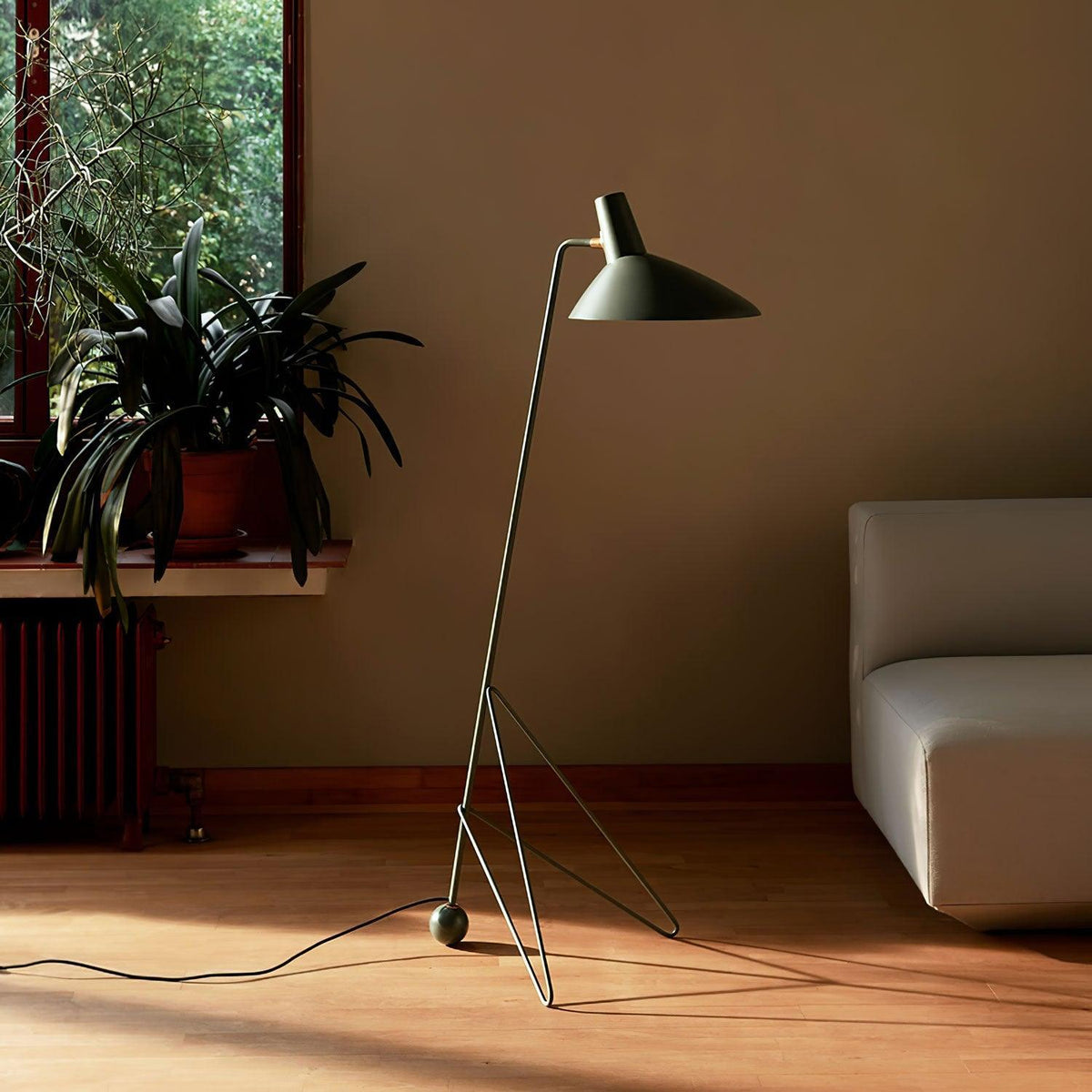 Svelte Noir Floor Lamp 28.3"
