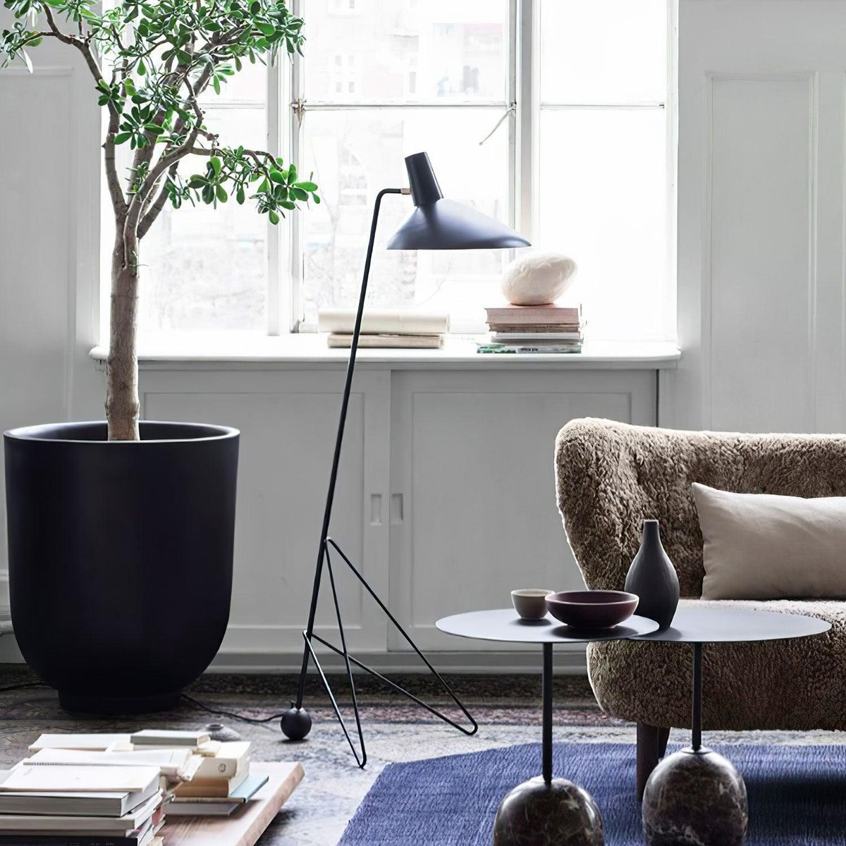 Svelte Noir Floor Lamp 28.3"