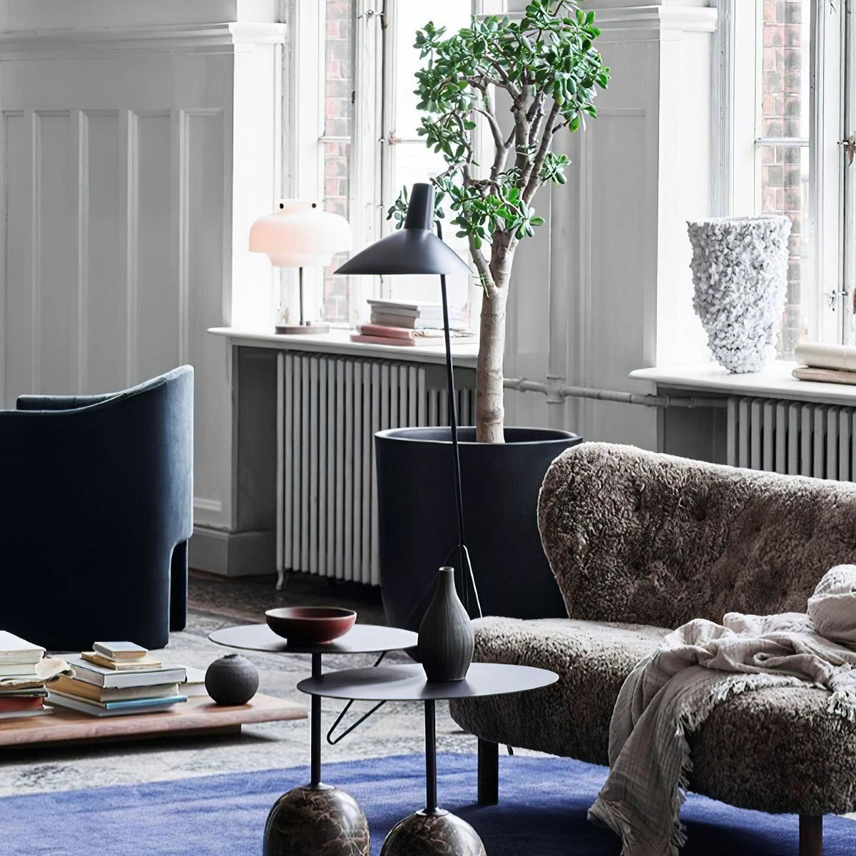 Svelte Noir Floor Lamp 28.3"