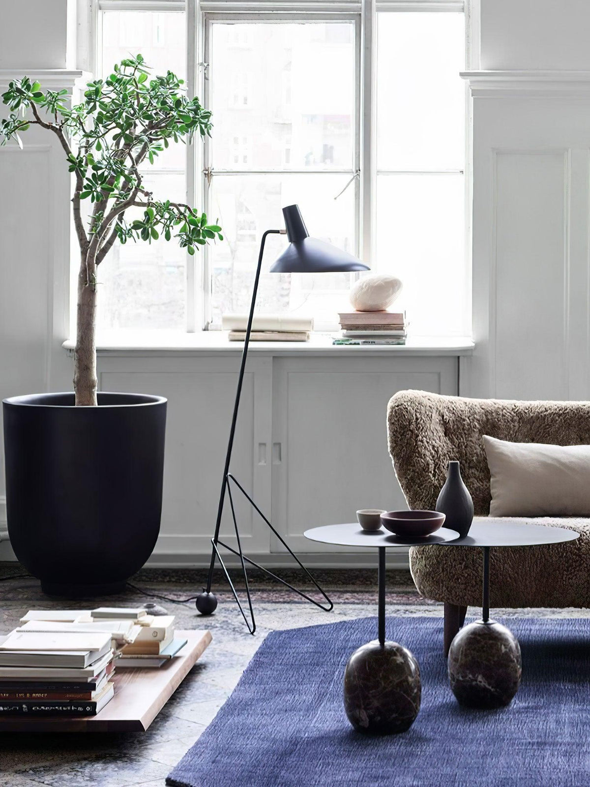 Svelte Noir Floor Lamp 28.3"