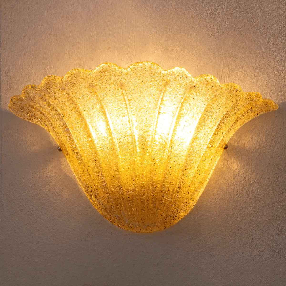 Scallop Edge Glass Wall Lamp
