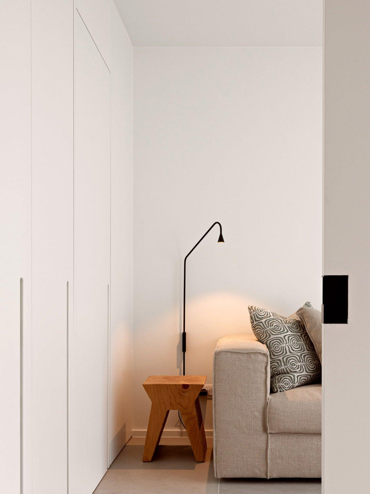 Svarna Wall Lamp 17.7″