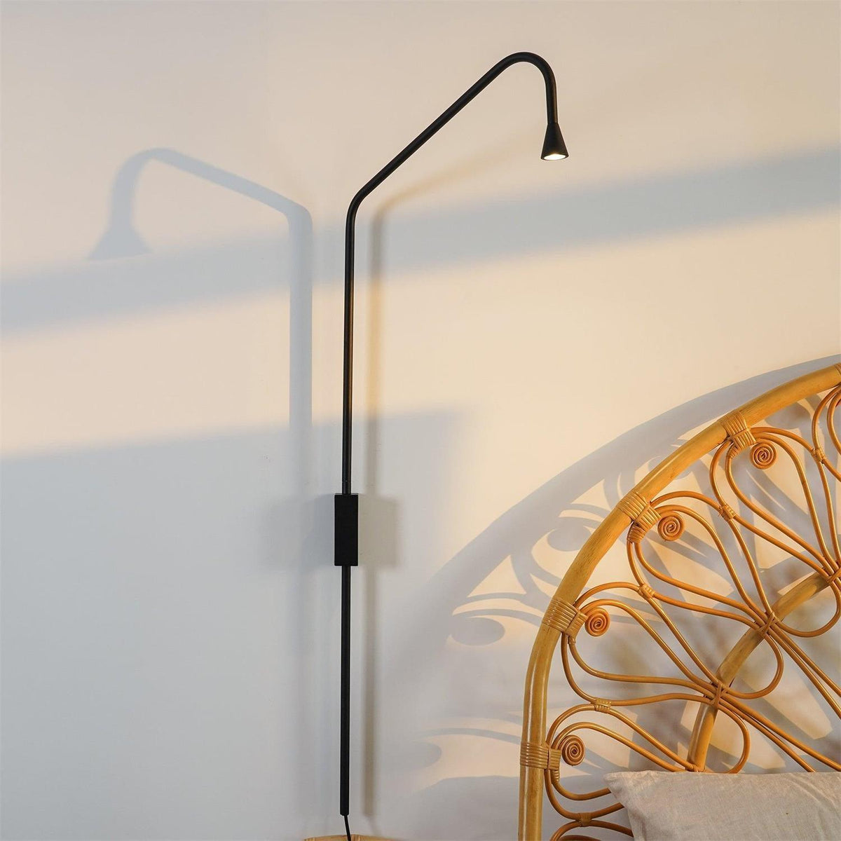 Svarna Wall Lamp 17.7″